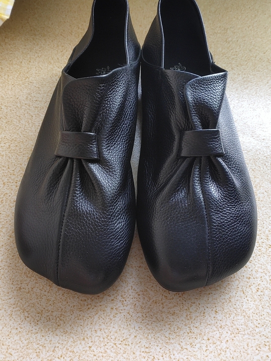 全新牛皮女休闲鞋，40码。买了没有上脚，便...