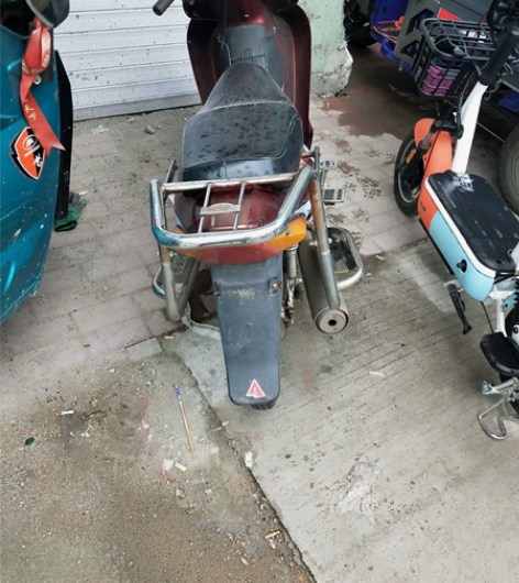 三鑫110摩托车，省油。新换的车胎，车太多...