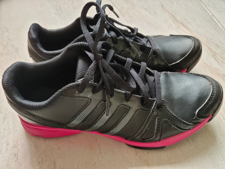 阿迪达斯Adidas运动休闲鞋，36码，专...