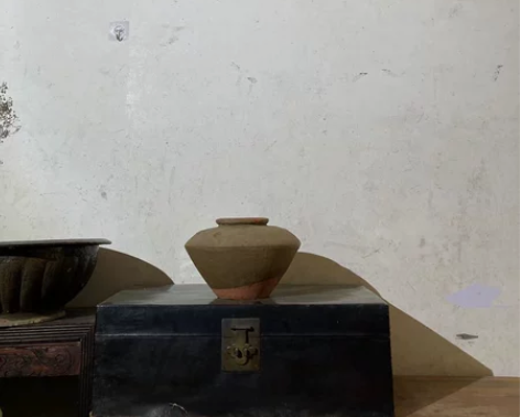 民俗粗陶，蝙蝠陶罐，口有一小磕影视道具，书...