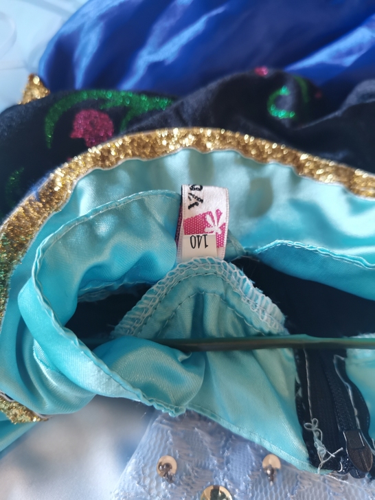 《冰雪奇缘》安娜公主服，大小：140。嫌小...