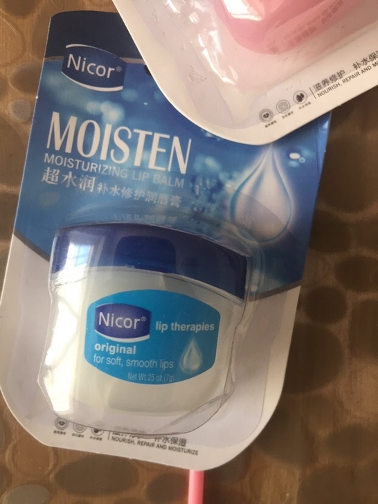 屈臣氏店员朋友送的没有使用过正品保证凡士林...