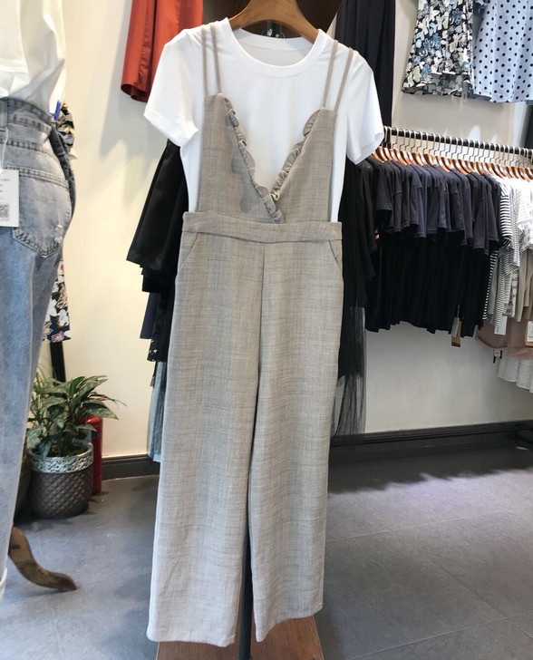 温柔烟粉色连体裤 内搭白T恤 一套显身材 ...