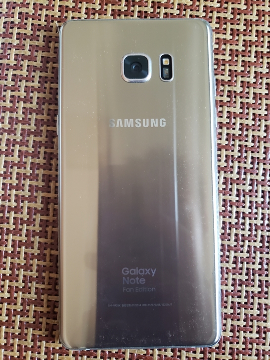 三星note7，notefe，屏幕底下有很...