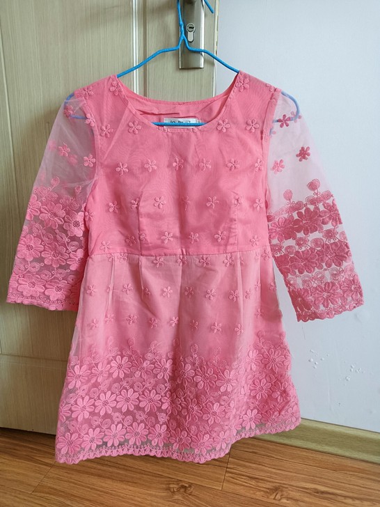 结婚时就穿过一次，裙子穿上红火喜庆很漂亮，...