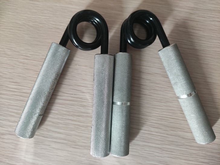 两个不同牌子的250磅握力器