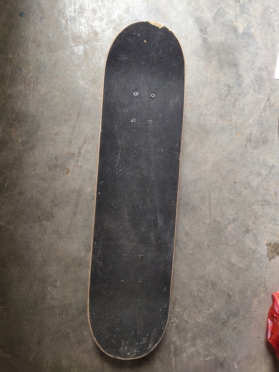 出一个玩具滑板