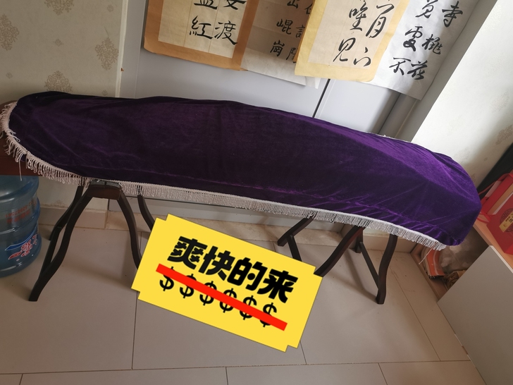 大概三年前学古筝，朋友送的，学了几节课就搁...