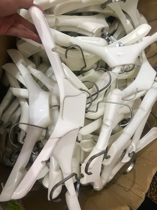 服装店衣架实拍 材质:塑料,1块一个,大概...