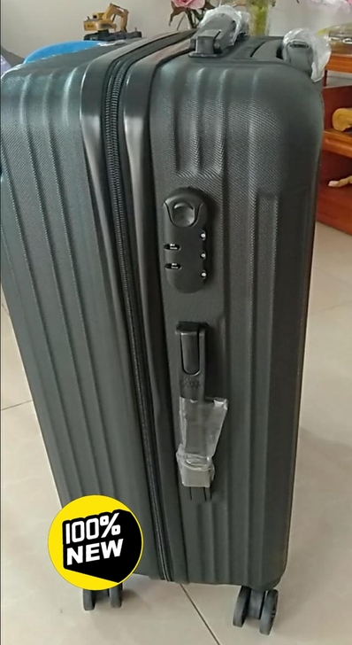 闲置出一个全新行李箱,拉链带密码,静音万向...