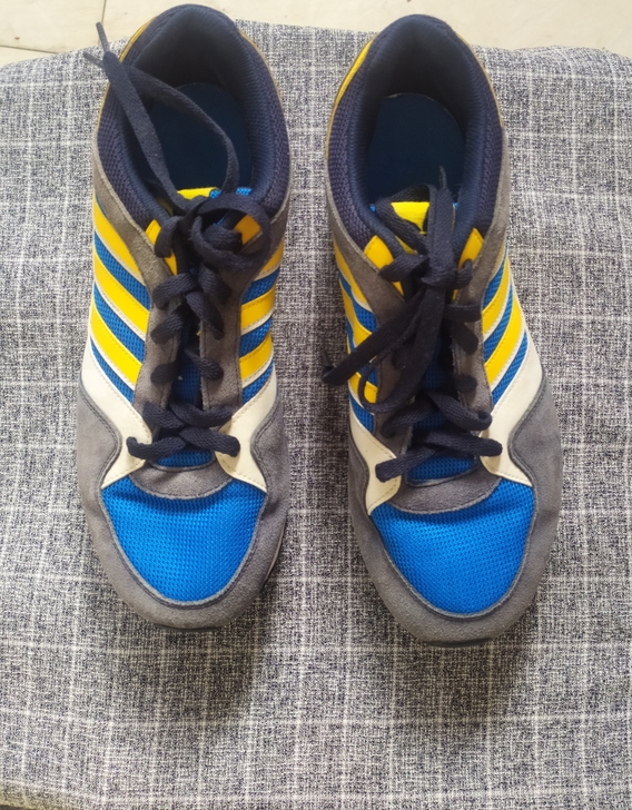 adidas三叶草休闲鞋42码，内衬有轻微...