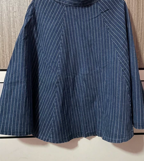 春秋款竖条牛仔色大摆裙，侧开拉链仅试穿码数...