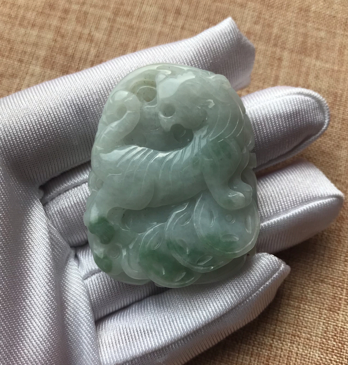 玉雕虎牌,有些年头了,品相如图,尺寸高4....