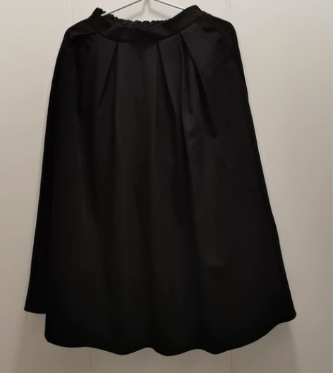 黑色时尚大摆裙，有松紧，有侧拉链，有里衬，...