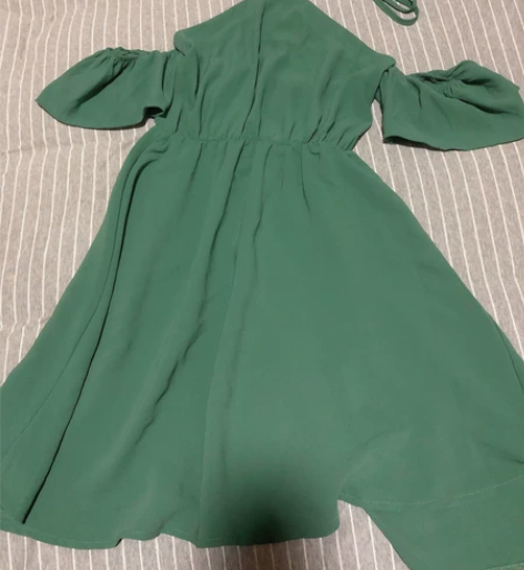 绿色挂脖漏肩连衣裙收腰大摆裙 旅行300购...