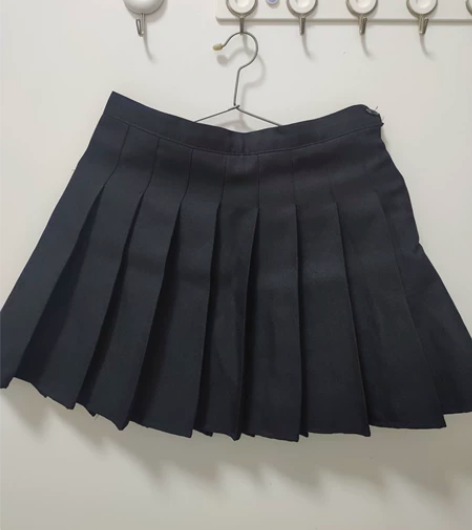 百褶裙，穿过一次，九成新，M码 感兴趣的话...