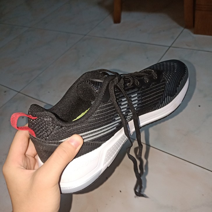 在特步实体店购买 因没有预估弟弟尺码买小了...