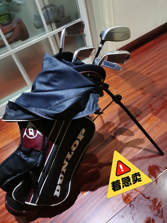 转让儿童邓禄普品牌高尔夫球具一套（5-15...