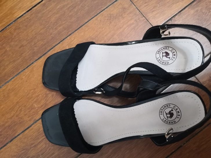 骆驼凉鞋 黑色简约百搭 由于脚肥穿着不合适...