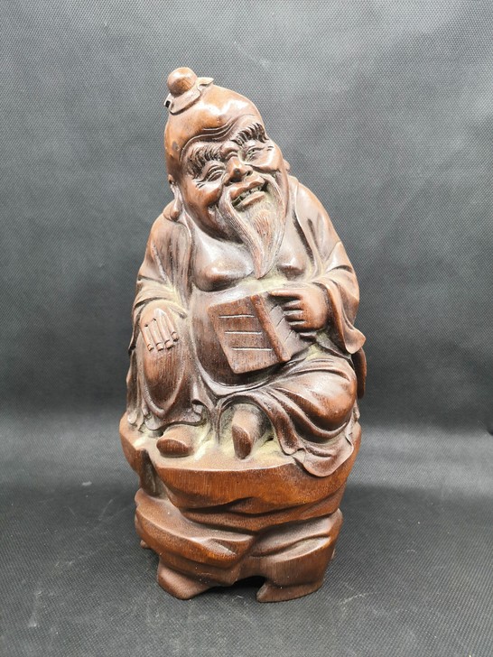 旧藏竹雕老夫子，刀功精湛。带有竹钉。