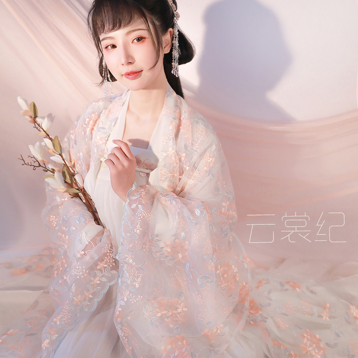 东月棠 民族装舞台装