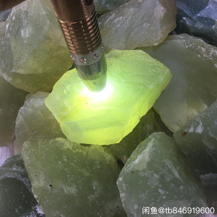 天然玉石原石岫玉毛料，玉雕练手料，可以做摆...