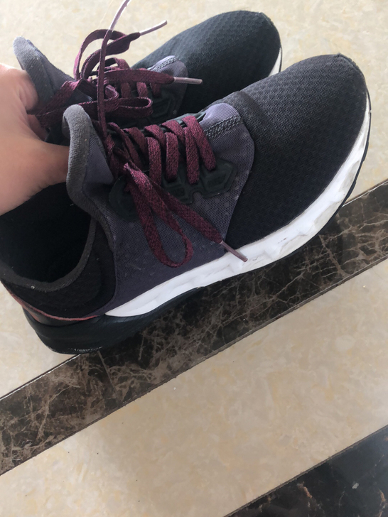 阿迪达斯 运动鞋  正品！鞋子太多了转一部分