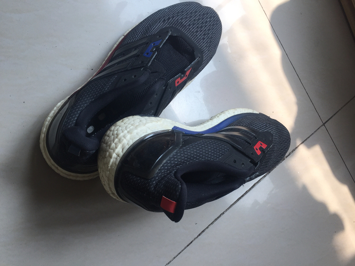 阿迪达斯运动鞋