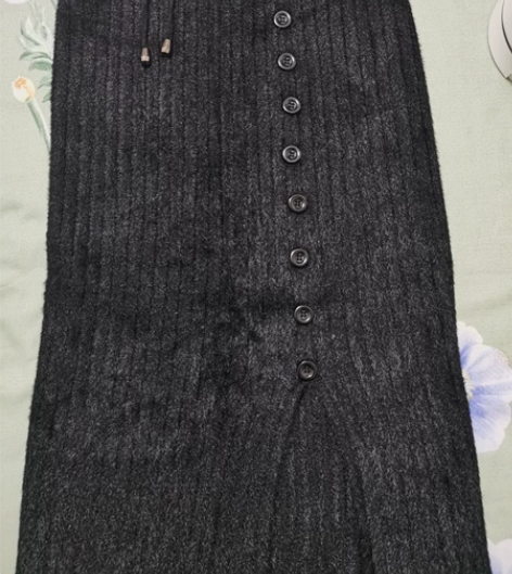 包臀黑色中裙L码，配大衣和靴子很美滴裙长6...