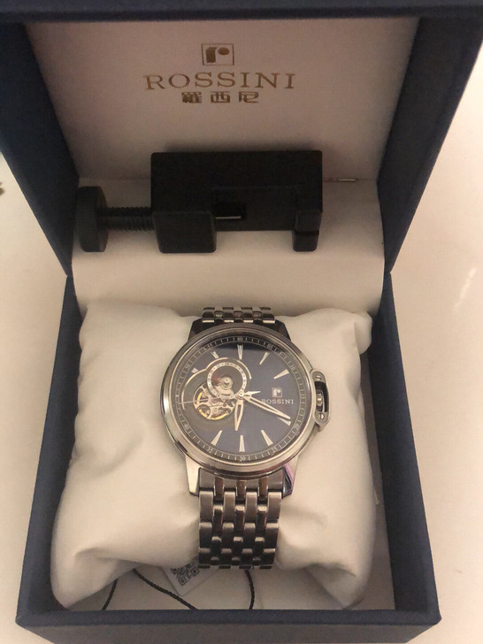 罗西尼官方旗舰店购买,平时戴的时间太少。盒...