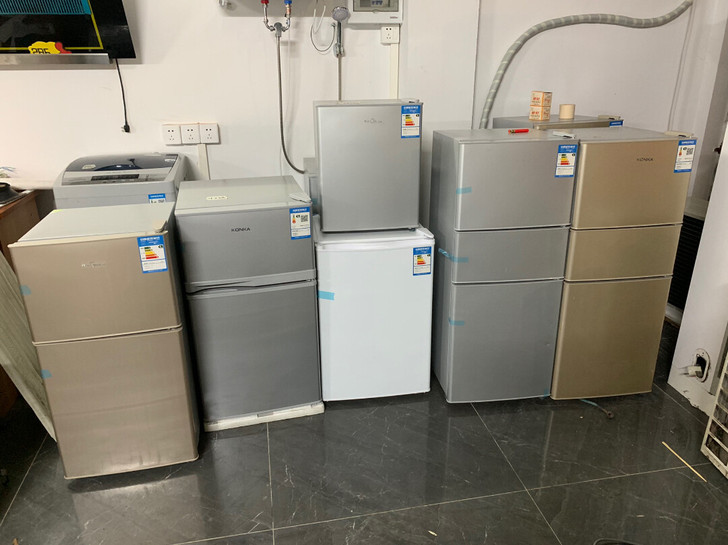 全新冰箱 有划痕磕碰。接受者联系。图片参考...