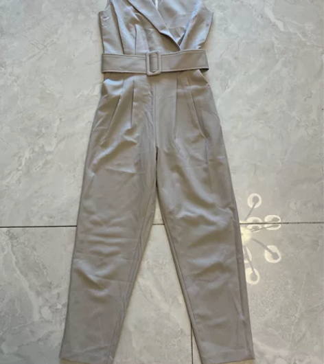 气质连体裤M码，穿着很显精气神，柜子里拿出...