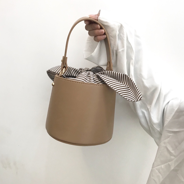 可爱兔耳朵水桶包女斜挎包2021新款简约百...