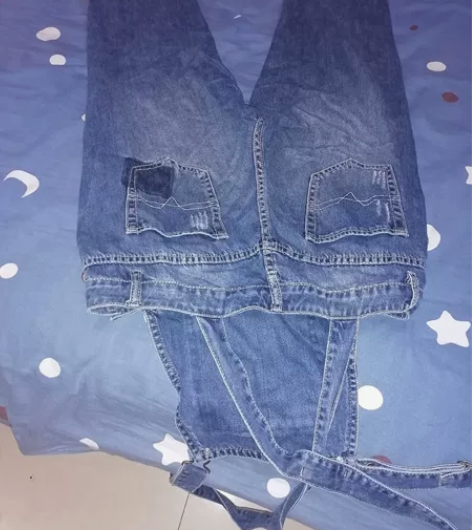 牛仔背带裤，后背交叉带不怕背带背不住，九成...