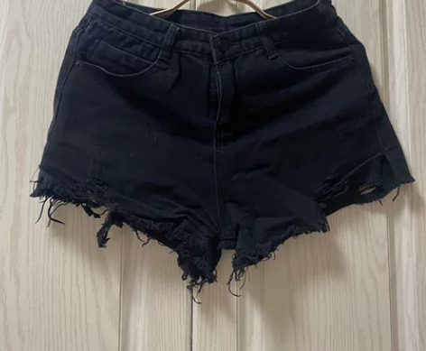 黑色牛仔短裤，仅穿过一次，基本全新，一直放...