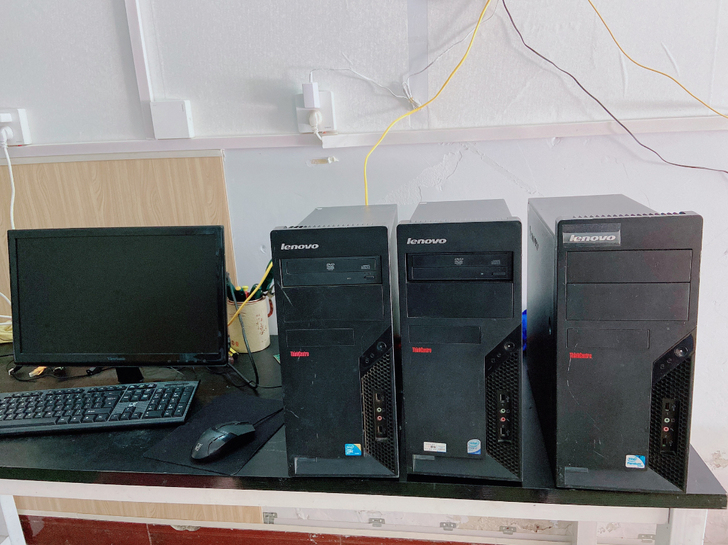 电脑联想品牌台式机，功能一切正常，成色如图...