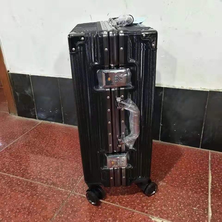 朋友厂家倒闭，低价处理50个高端行李箱，登...