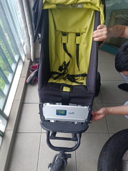 SWIFT推车,转折前后都很灵活。防震效果...