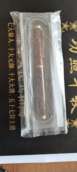 英雄钢笔不见型号，钢笔盒是英雄金笔厂的钢笔...