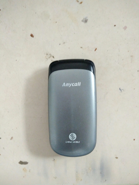 老三星翻盖手机一部。喜欢赶紧下手