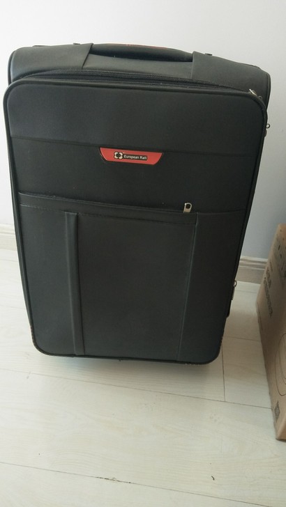 周末在家，收拾闲置物品，两轮拉杆箱，买回来...