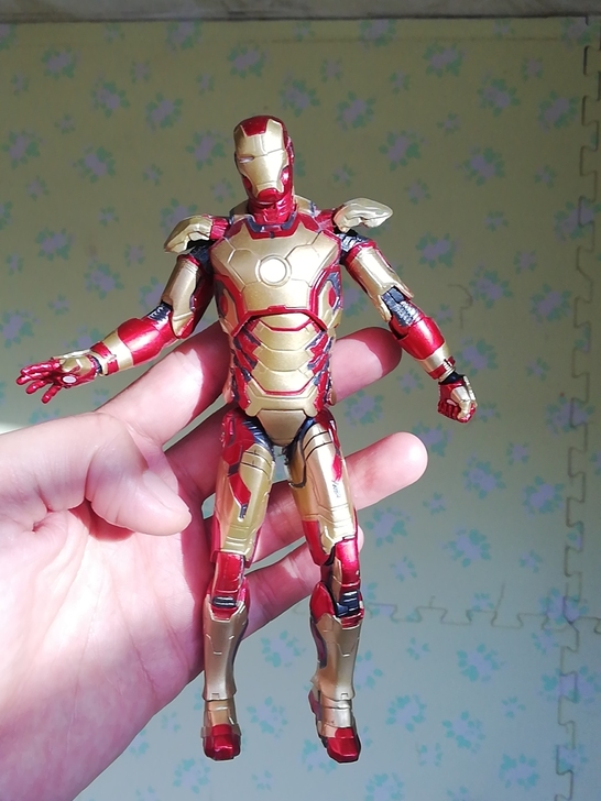 钢铁侠玩具，有替换的手。便宜出，不退不换