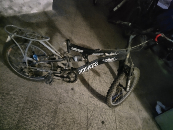 菲利普的少年自行车。