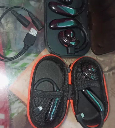 艾米尼蓝牙耳机，另外一个是纽曼蓝牙耳机，都...