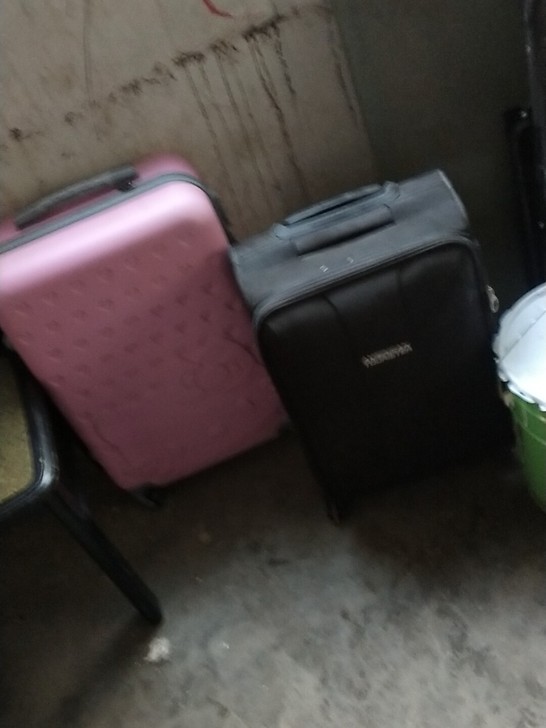 拉杆箱一个黑色，同城自提。。