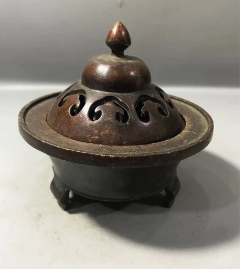 乡下淘来的老铜三足熏香炉摆件镂空铜炉造型古...