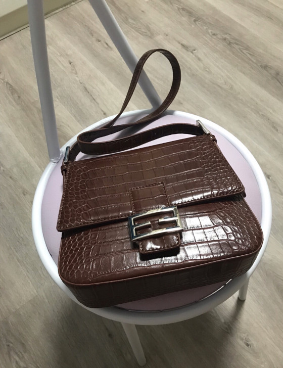 全新斜挎女包，喜欢买包包，但是天天背的就是...