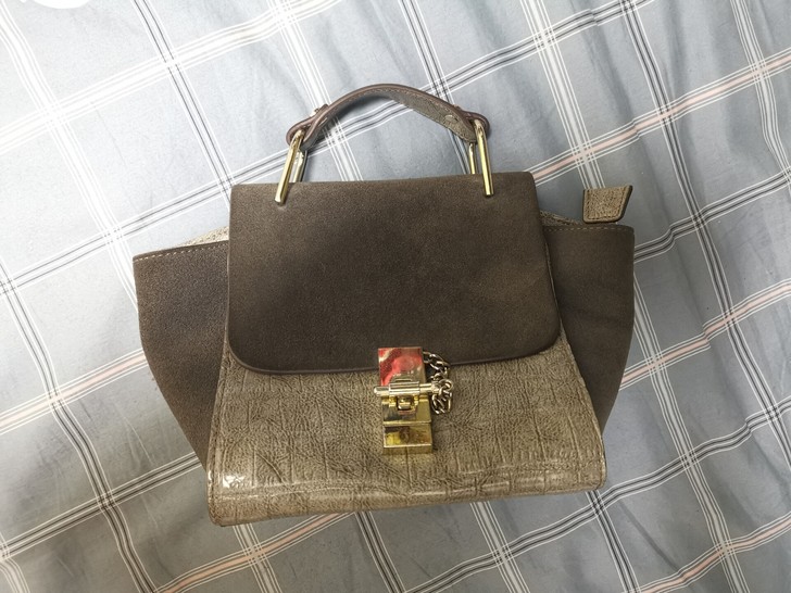 大象灰翻皮拼接翅膀包,很好看的一款包包,质...