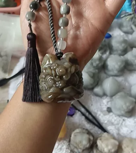 玉雕金丝玉黑武士卡50醒狮 感兴趣的话点“...