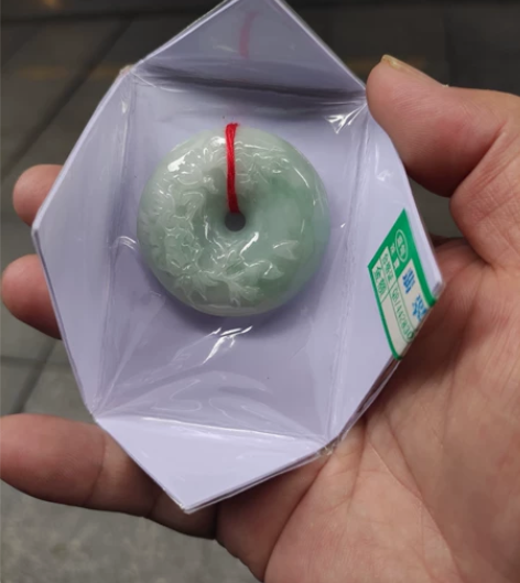 晴底翡翠玉雕平安扣，用自己的毛边料做的。有...